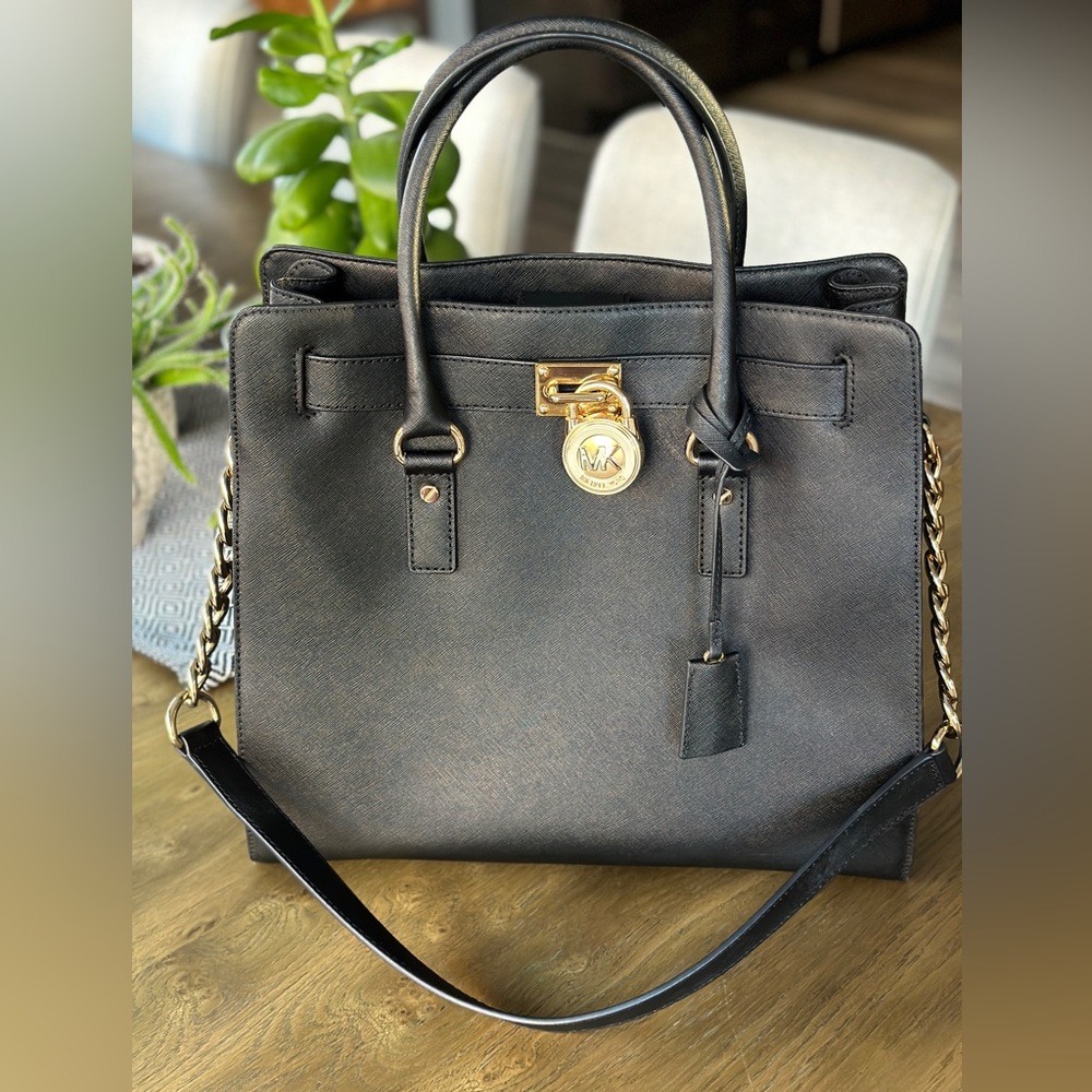 MICHAEL KORS Hamilton Safiano Leather
Tote, Padlock Key, Black w/Gold Hardware